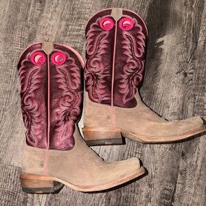 Ariat - Brown and Pink Western Boots 7.5B 🩷